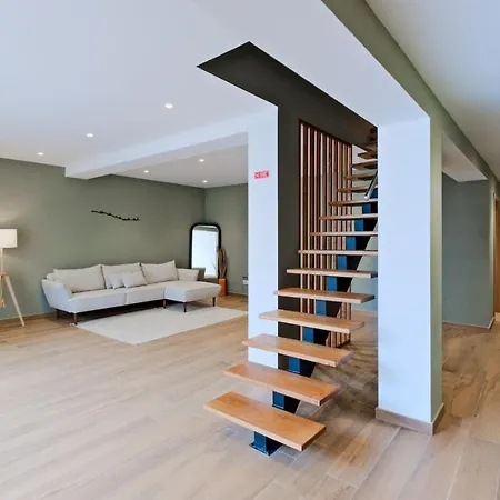 Lovely Fully Equipped Near Subway N6 דירה *