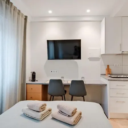 Lovely Fully Equipped Near Subway N6 דירה *