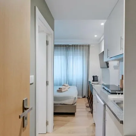 Lovely Fully Equipped Near Subway N6 דירה *